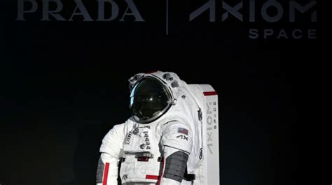 prada weltraumanzug|Astronauten tragen Weltraumanzug von Prada .